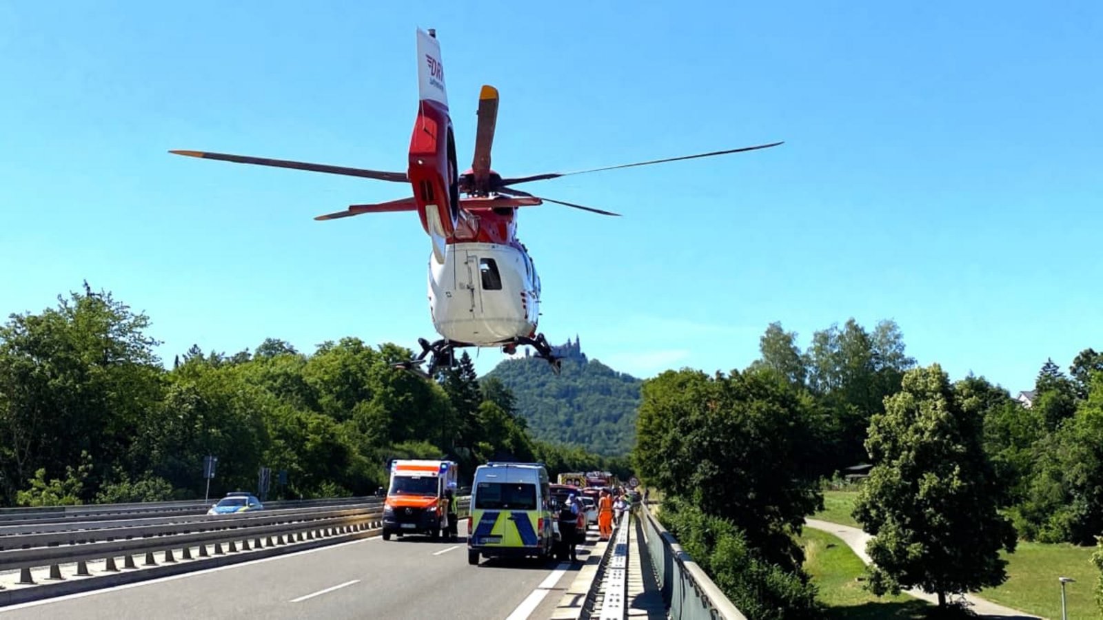 Mit dem Rettungshubschrauber wurde ein Schwerverletzter in ein Krankenhaus geflogen. Er startet von der B27 bei der Anschlussstelle Hechingen-Mitte.Hardy Kromer Mit dem Rettungshubschrauber wurde ein Schwerverletzter in ein Krankenhaus geflogen. Er startet von der B27 bei der Anschlussstelle Hechingen-Mitte.Hardy Kromer