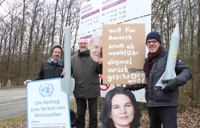 Vertreter der Deutschen Friedensgesellschaft – Vereinigte Kriegsdienstgegner (DFG-VK) haben gestern die Bundesregierung aufgefordert, zum Atomwaffenverbotsvertrag der UN beizutreten. So auch im Kreis Ludwigsburg. Wolfram Scheffbuch, Peter Schimke (beide DFG-VK) und Karlheinz Ott als besorgter Bürger (von links) forderten bei der kurzen Aktion vor der Deponie Burghof in Horrheim: „Atomwaffen auf den Müll!“ Ott gab zudem seiner Besorgnis einer Eskalation an der ukrainischen Grenze Ausdruck. Es dürfe keine „Russlandgefahr“ herbeigeredet werden.  <span class='image-autor'>Foto: Banholzer</span>