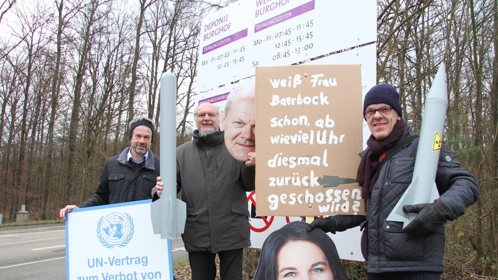 Vertreter der Deutschen Friedensgesellschaft – Vereinigte Kriegsdienstgegner (DFG-VK) haben gestern die Bundesregierung aufgefordert, zum Atomwaffenverbotsvertrag der UN beizutreten. So auch im Kreis Ludwigsburg. Wolfram Scheffbuch, Peter Schimke (beide DFG-VK) und Karlheinz Ott als besorgter Bürger (von links) forderten bei der kurzen Aktion vor der Deponie Burghof in Horrheim: „Atomwaffen auf den Müll!“ Ott gab zudem seiner Besorgnis einer Eskalation an der ukrainischen Grenze Ausdruck. Es dürfe keine „Russlandgefahr“ herbeigeredet werden.  Foto: Banholzer