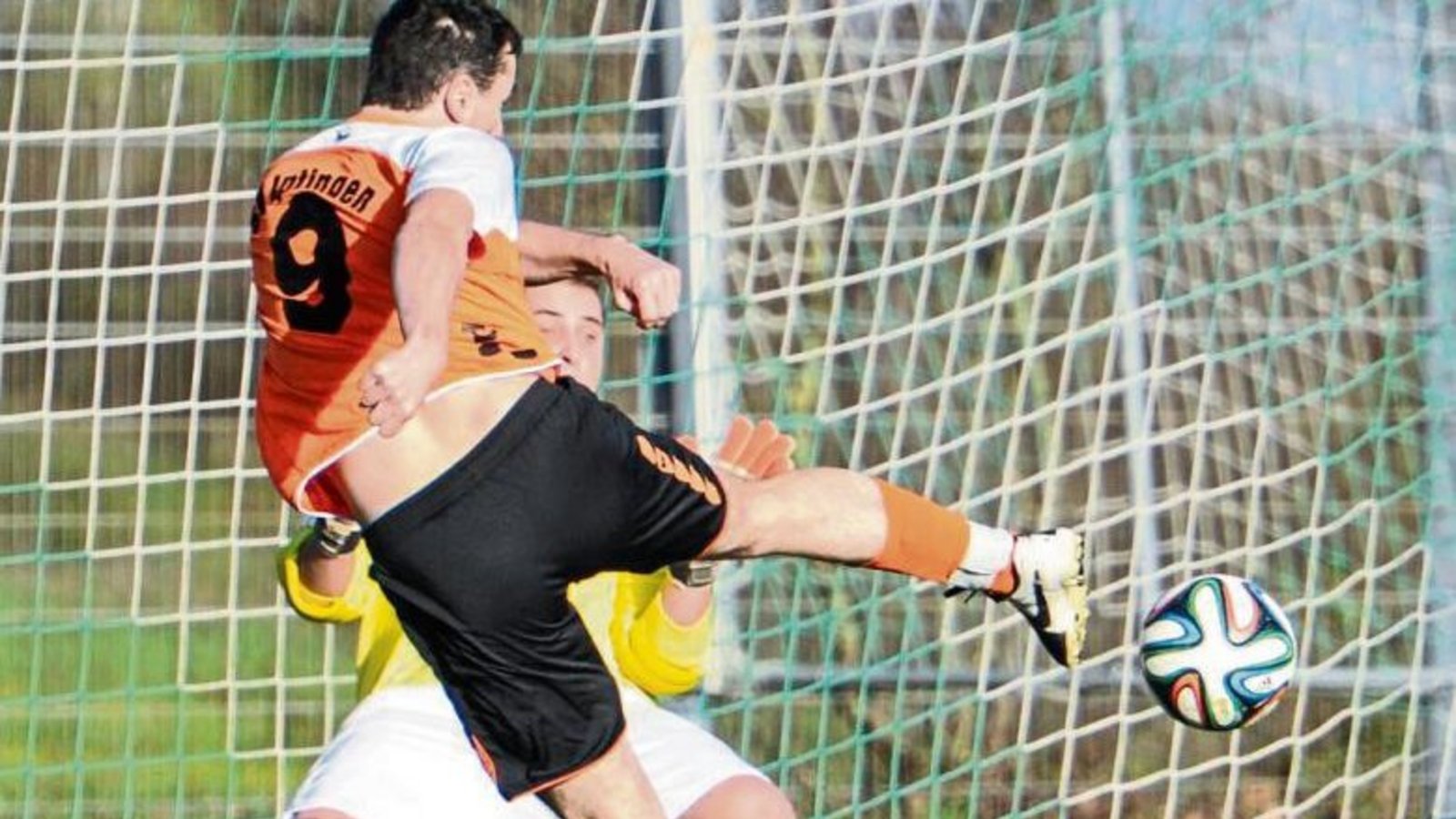 Iptingens Nummer neun Benjamin Rapp erzielt das 1:0 für den SVI und lässt dabei dem Walheimer Torwart Yannik Frey keine Chance. Am Ende hat Iptingen mit 2:1 die Nase vorn. Foto: Leitner