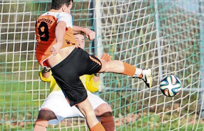 Iptingens Nummer neun Benjamin Rapp erzielt das 1:0 für den SVI und lässt dabei dem Walheimer Torwart Yannik Frey keine Chance. Am Ende hat Iptingen mit 2:1 die Nase vorn. Foto: Leitner