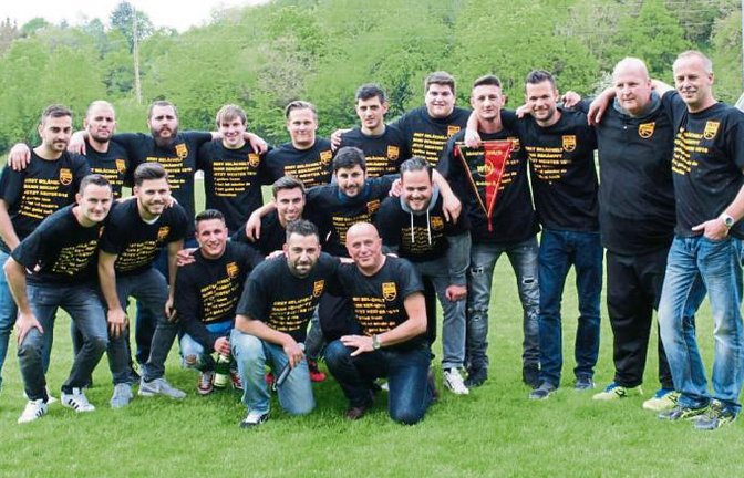 Da ist er, der Wimpel: Riets Mannschaftskapitän Björn Kachel (Dritter von rechts) freut sich mit seinen Mannschaftskameraden über den Titelgewinn in der Kreisliga B 7. Foto: privat