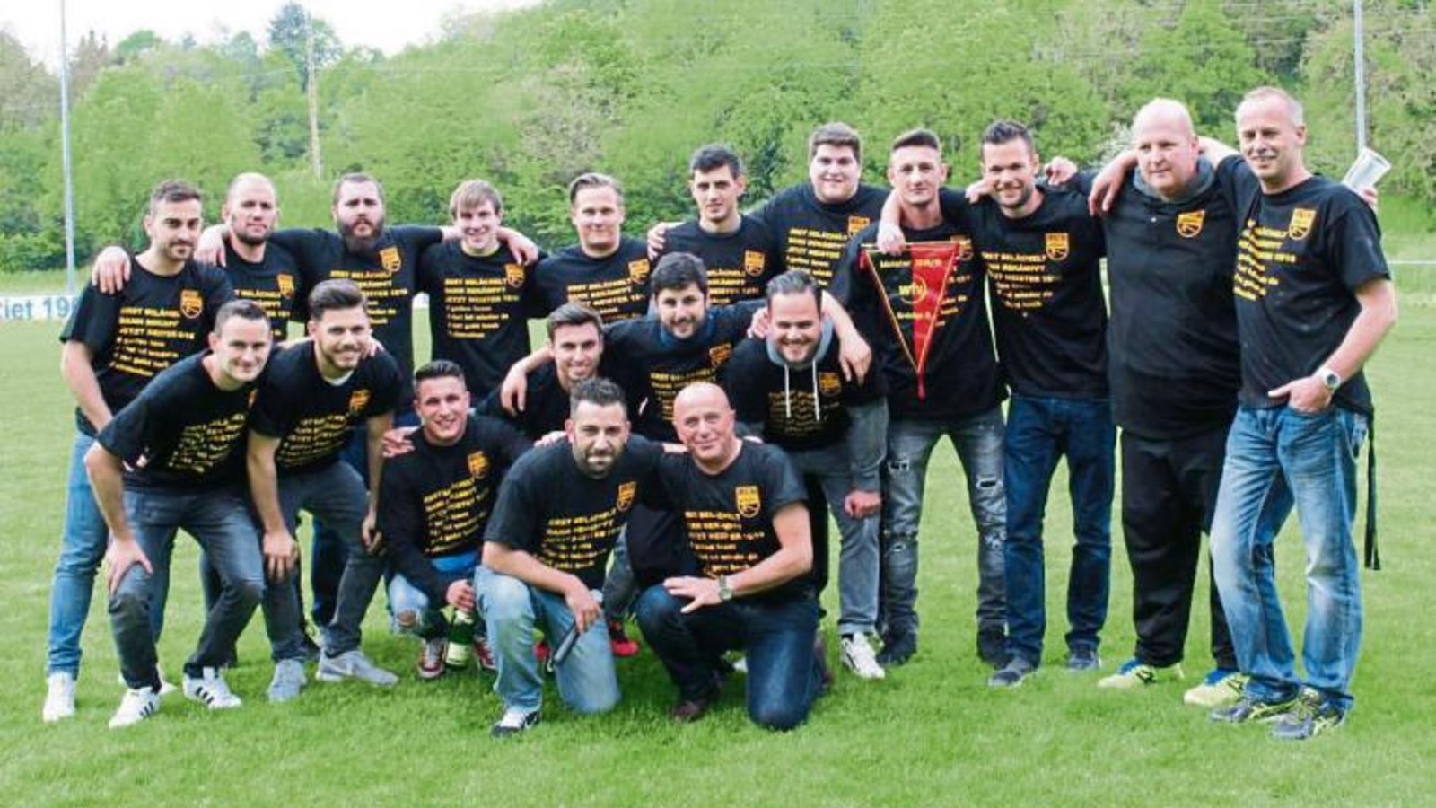 Da ist er, der Wimpel: Riets Mannschaftskapitän Björn Kachel (Dritter von rechts) freut sich mit seinen Mannschaftskameraden über den Titelgewinn in der Kreisliga B 7. Foto: privat