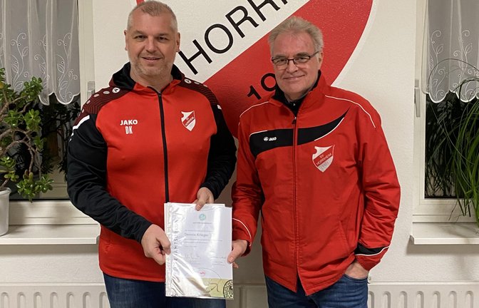 Dennis Krieger (links) und der Sportvorstand des SV Horrheim Joachim Müller freuen sich über die Auszeichnung vom DFB. <span class='image-autor'>Foto: privat</span>