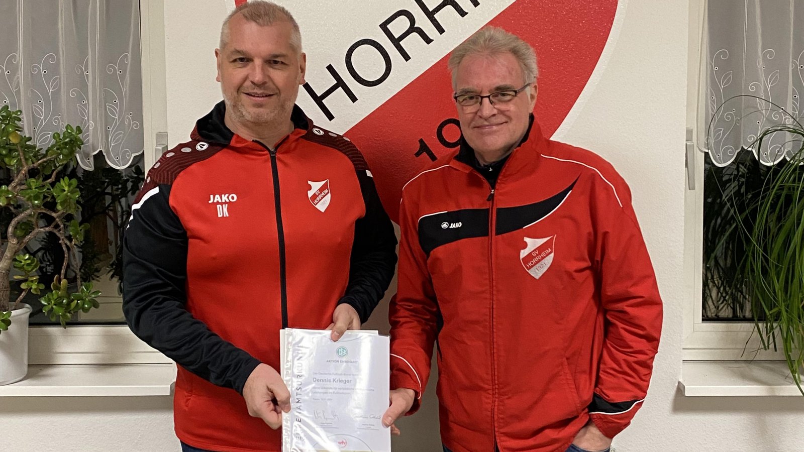 Dennis Krieger (links) und der Sportvorstand des SV Horrheim Joachim Müller freuen sich über die Auszeichnung vom DFB. Foto: privat Dennis Krieger (links) und der Sportvorstand des SV Horrheim Joachim Müller freuen sich über die Auszeichnung vom DFB. Foto: privat