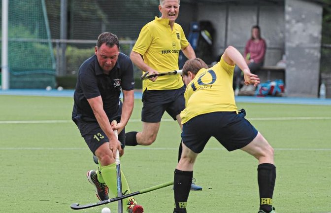 Daniel Sugg (links) von der SG Vaiohingen/Ludwigsburg ist nur schwer vom Ball zu trennen. Meist brauchen die Gegenspieler ein Foul dazu. Foto: Nachreiner