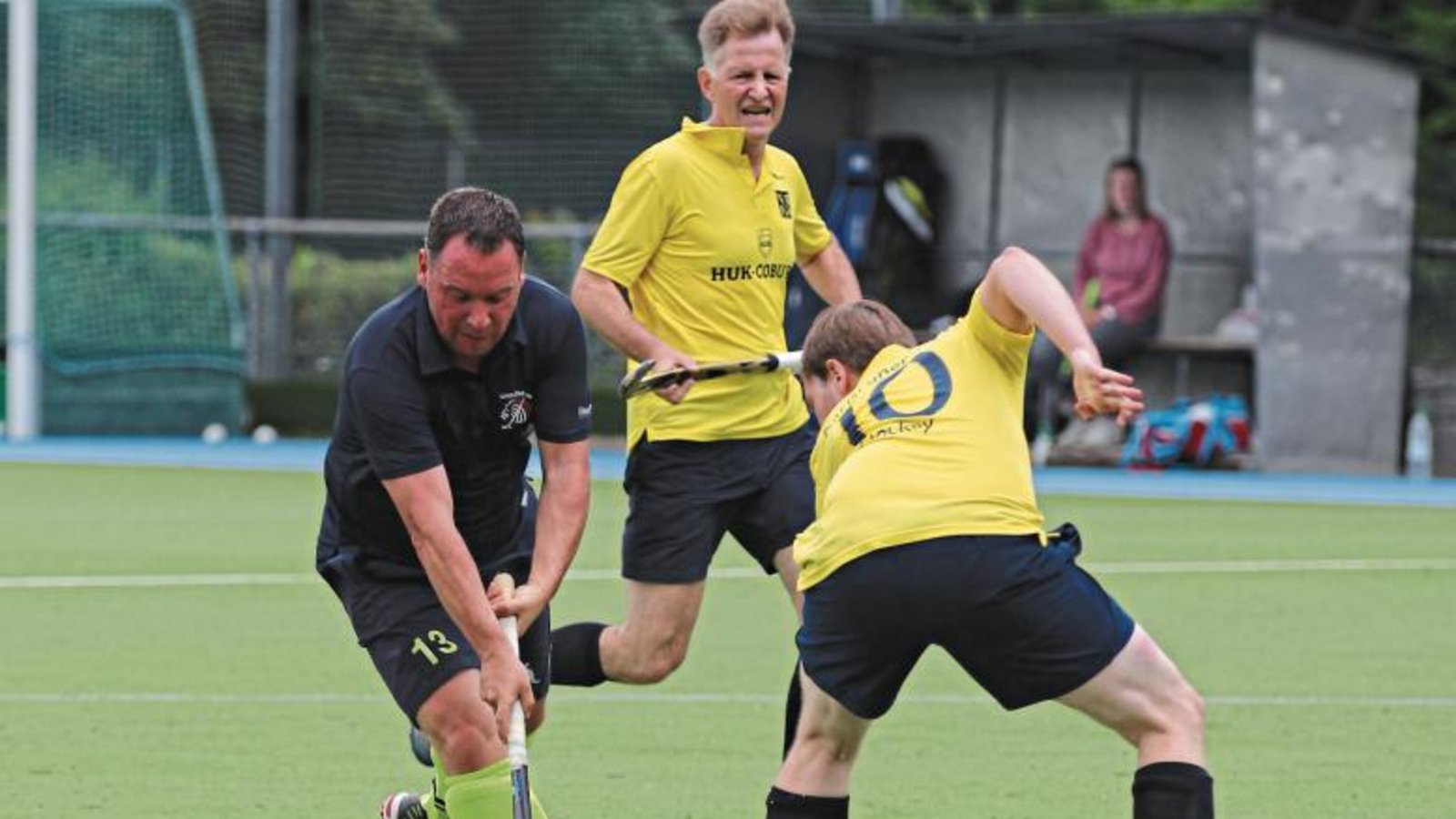 Daniel Sugg (links) von der SG Vaiohingen/Ludwigsburg ist nur schwer vom Ball zu trennen. Meist brauchen die Gegenspieler ein Foul dazu. Foto: Nachreiner Daniel Sugg (links) von der SG Vaiohingen/Ludwigsburg ist nur schwer vom Ball zu trennen. Meist brauchen die Gegenspieler ein Foul dazu. Foto: Nachreiner