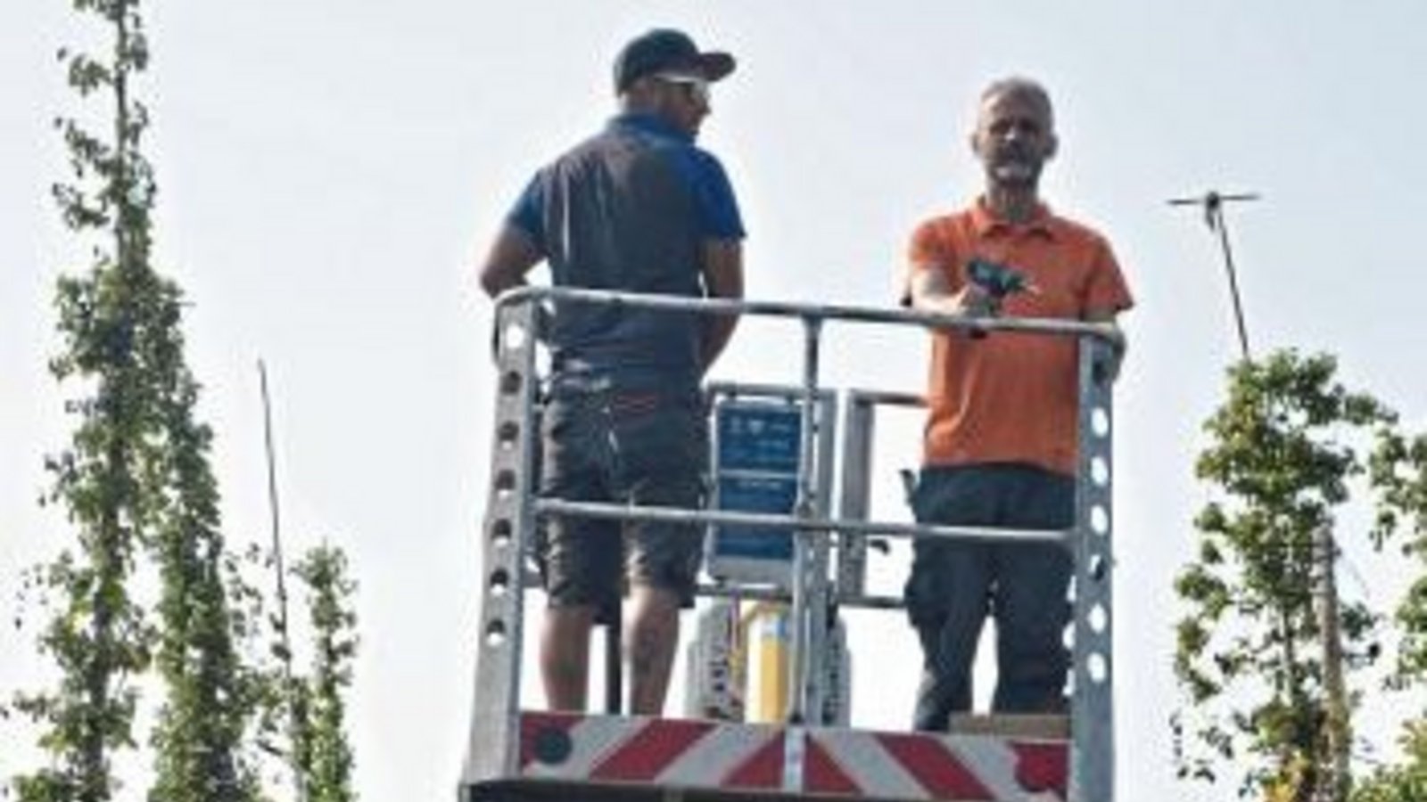 Torsten Schmid (re.) und Daniel Marz schneiden vom Hubsteiger aus die Hopfenpflanze. Torsten Schmid (re.) und Daniel Marz schneiden vom Hubsteiger aus die Hopfenpflanze.