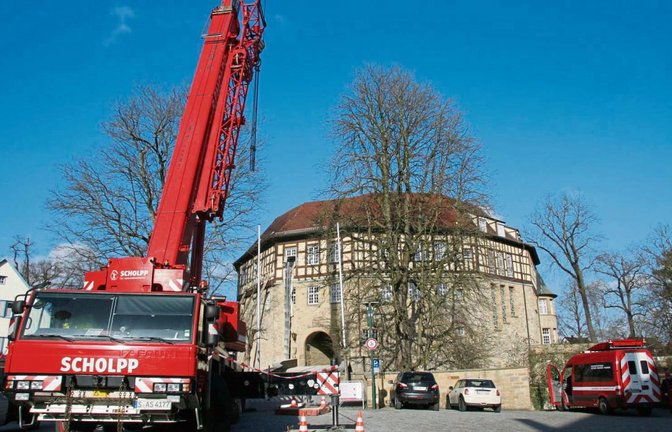 Am Schwerlastkran schweben Schuttmulden über den Graben am Sachsenheimer Wasserschloss. Fotos: Rücker