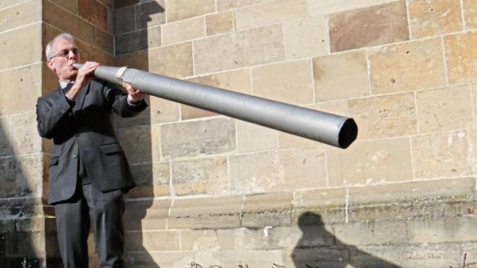 Kirchenmusikdirektor Hansjörg Fröschle demonstriert auf Wunsch, dass bei einer Orgelpfeife auch mit dem Atem ein Ton erzeugt werden kann. Foto: Rücker Kirchenmusikdirektor Hansjörg Fröschle demonstriert auf Wunsch, dass bei einer Orgelpfeife auch mit dem Atem ein Ton erzeugt werden kann. Foto: Rücker
