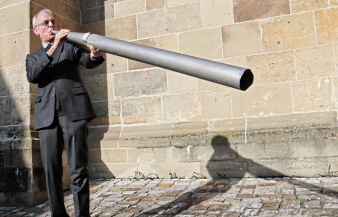 Kirchenmusikdirektor Hansjörg Fröschle demonstriert auf Wunsch, dass bei einer Orgelpfeife auch mit dem Atem ein Ton erzeugt werden kann.  Foto: Rücker