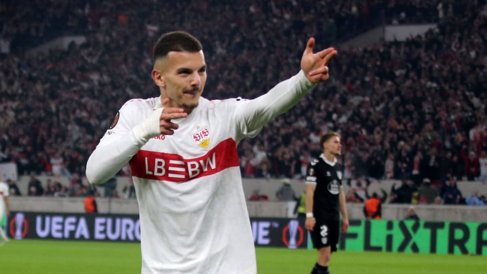 Seltenes Bild: Badredine Bouanani jubelt im Trikot des VfB Stuttgart.www.imago-images.de