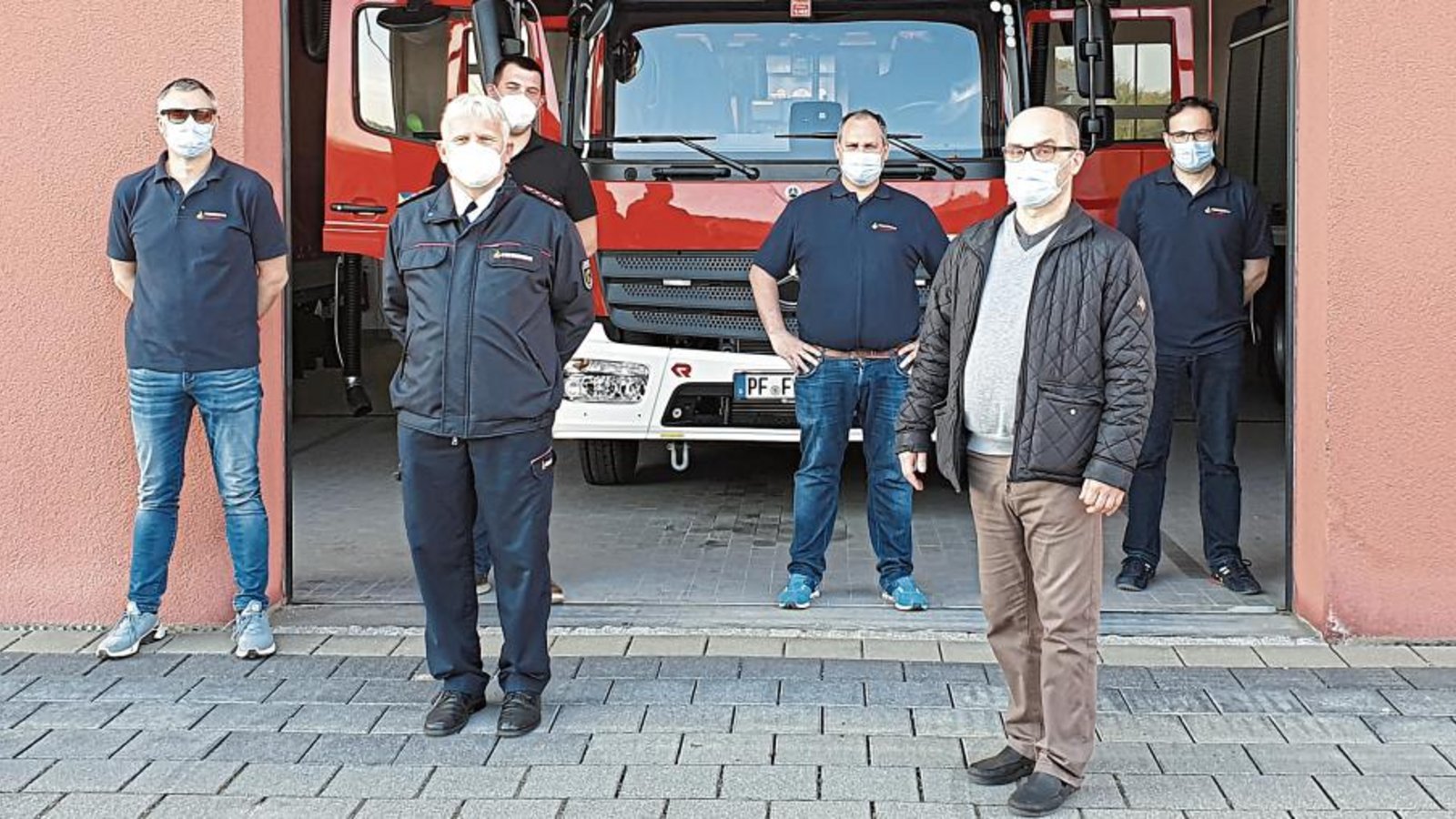 Joachim Saalbach (Dritter von links) ist als Kommdant der Illinger Feuerwehr wiedergewählt. Rechts Kreisbrandmeister Carsten Sorg, Dritter von rechts Bürgermeister Harald Eiberger. Foto: p Joachim Saalbach (Dritter von links) ist als Kommdant der Illinger Feuerwehr wiedergewählt. Rechts Kreisbrandmeister Carsten Sorg, Dritter von rechts Bürgermeister Harald Eiberger. Foto: p