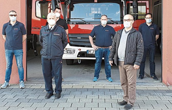 Joachim Saalbach (Dritter von links) ist als Kommdant der Illinger Feuerwehr wiedergewählt. Rechts Kreisbrandmeister Carsten Sorg, Dritter von rechts Bürgermeister Harald Eiberger. Foto: p