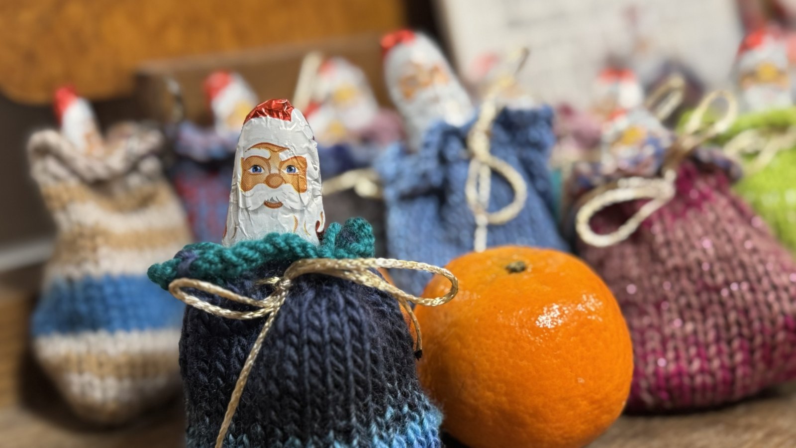 Unser Tipp für alle, die für Weihnachten noch ein Präsent brauchen und stricken können. Sie können es halten wie der Nikolaus, der mit mehr als 80 solcher selbstgestrickten Säckchen, die mit süßen Inhalt gefüllt waren, die Schüler und das Schulteam der Roßwager Grundschule erfreut hat.  Foto: p