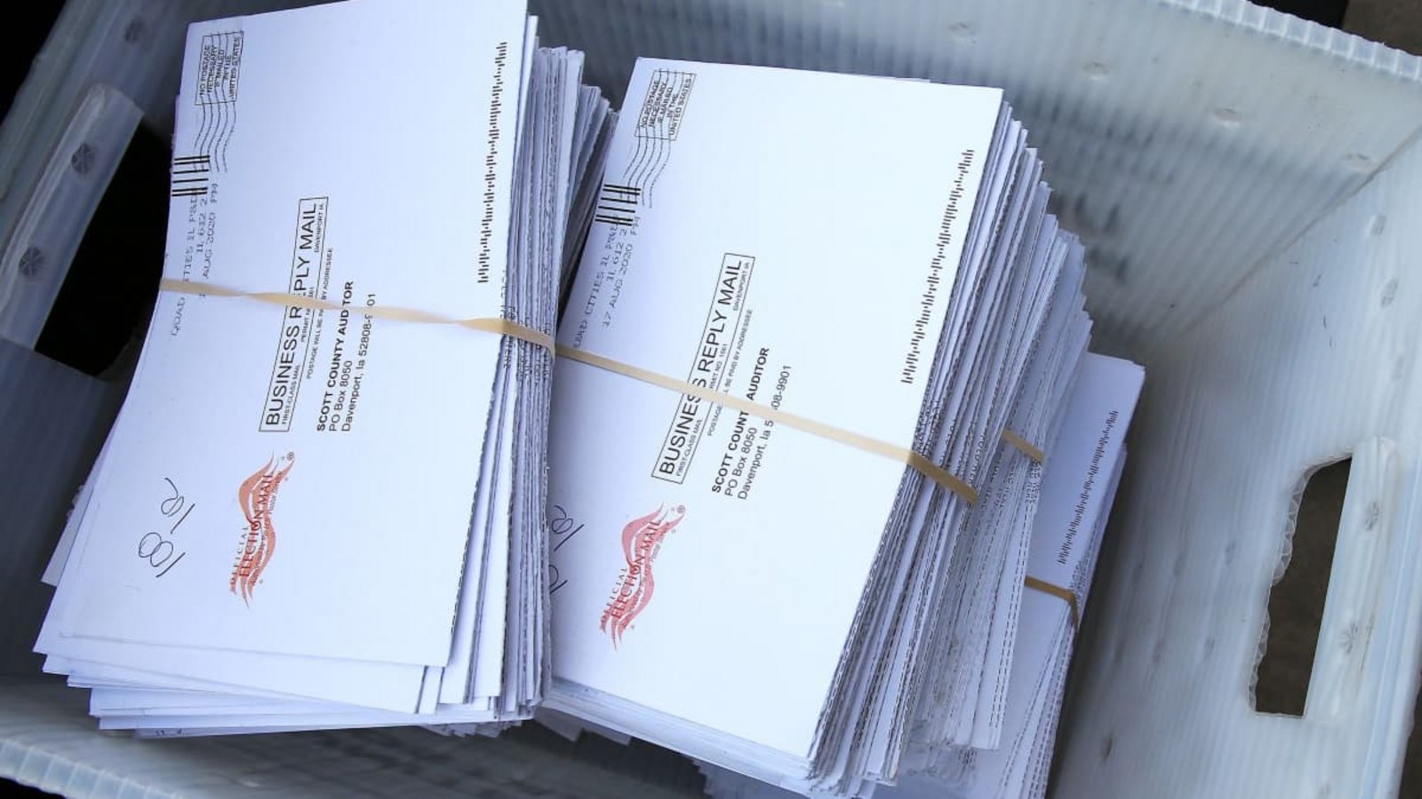 Tausende Formulare für die Briefwahl liegen in Umschlägen in einem Kasten (Symbolbild).Kevin E. Schmidt/Quad-City Times via ZUMA Wire/dpa