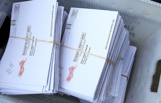 Tausende Formulare für die Briefwahl liegen in Umschlägen in einem Kasten (Symbolbild).<span class='image-autor'>Kevin E. Schmidt/Quad-City Times via ZUMA Wire/dpa</span>