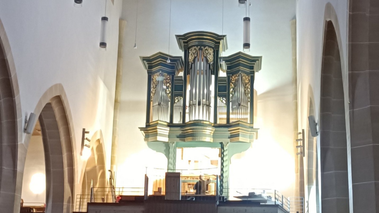 Die erneuerte Orgel in der Vaihinger Stadtkirche. Fotos: p
