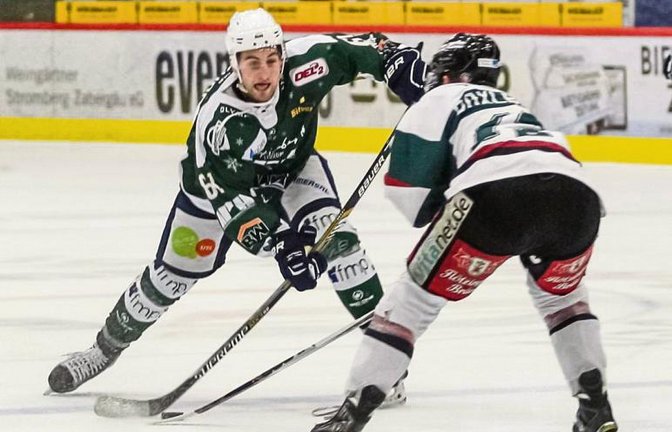 Bietigheims Sebastian Alt legt sich den Puck und seinen Rosenheimer Gegenspieler Dominik Daxlberger zurecht. Foto: Simecek