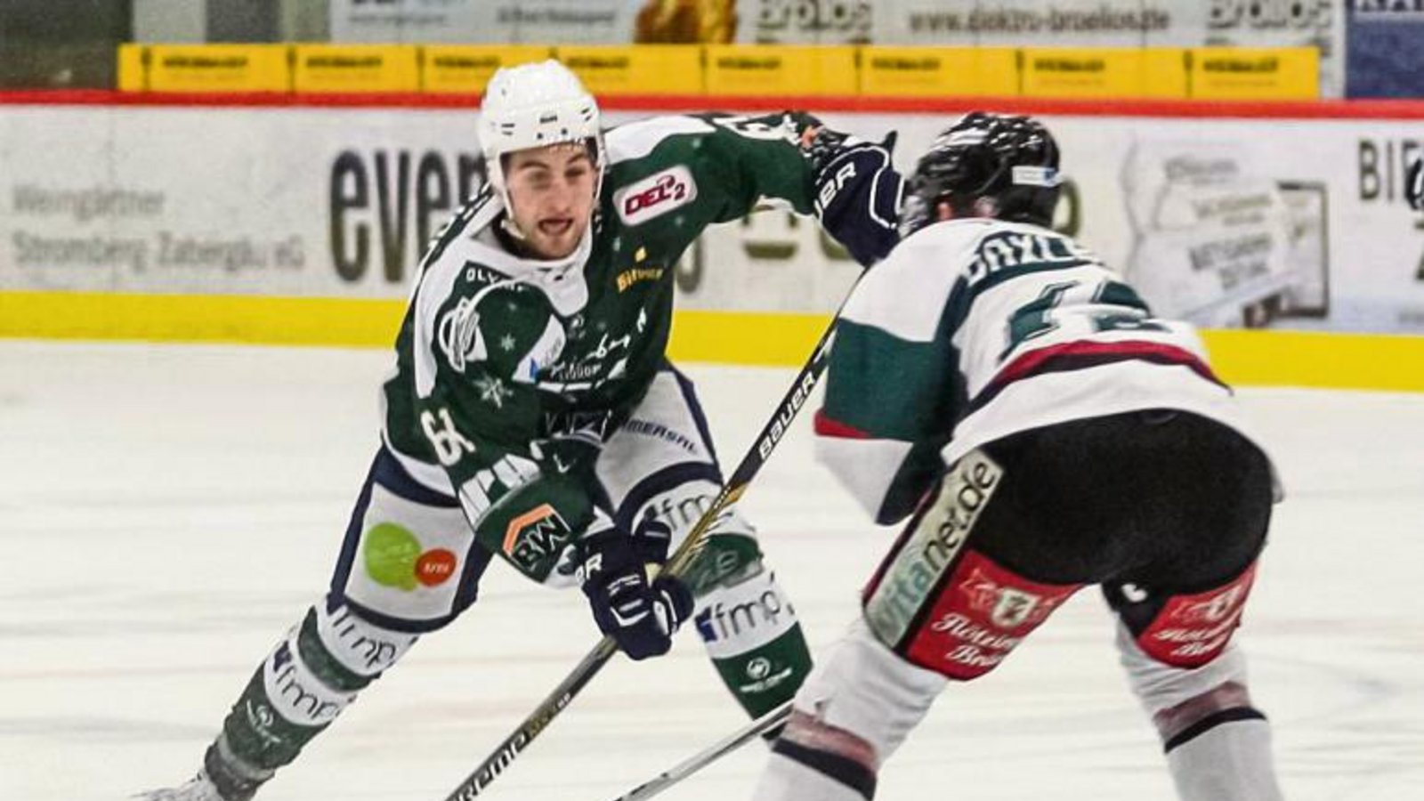 Bietigheims Sebastian Alt legt sich den Puck und seinen Rosenheimer Gegenspieler Dominik Daxlberger zurecht. Foto: Simecek Bietigheims Sebastian Alt legt sich den Puck und seinen Rosenheimer Gegenspieler Dominik Daxlberger zurecht. Foto: Simecek