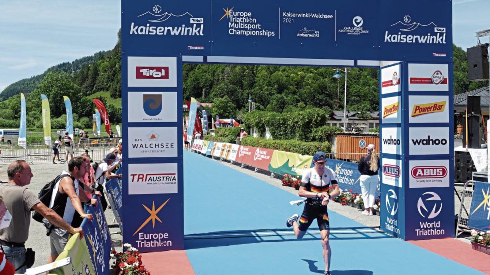 Bis zum Ende hat sich Julian Großkopf bei der Triathlon-EM in Österreich nur auf sich konzentriert und deshalb gar nicht registriert, dass er im Ziel 21 Sekunden Vorsprung auf den Silbermedaillengewinner Gian-Andri Baumann hatte. Fotos: Marathon-Photos