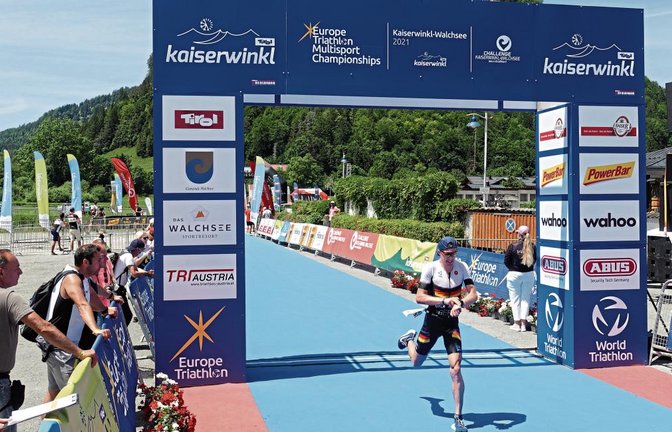 Bis zum Ende hat sich Julian Großkopf bei der Triathlon-EM in Österreich nur auf sich konzentriert und deshalb gar nicht registriert, dass er im Ziel 21 Sekunden Vorsprung auf den Silbermedaillengewinner Gian-Andri Baumann hatte. Fotos: Marathon-Photos