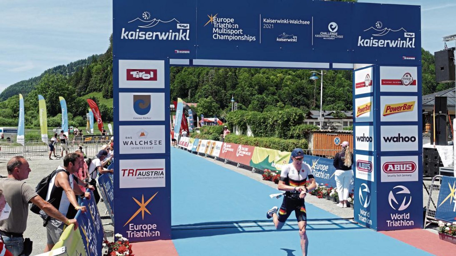 Bis zum Ende hat sich Julian Großkopf bei der Triathlon-EM in Österreich nur auf sich konzentriert und deshalb gar nicht registriert, dass er im Ziel 21 Sekunden Vorsprung auf den Silbermedaillengewinner Gian-Andri Baumann hatte. Fotos: Marathon-Photos