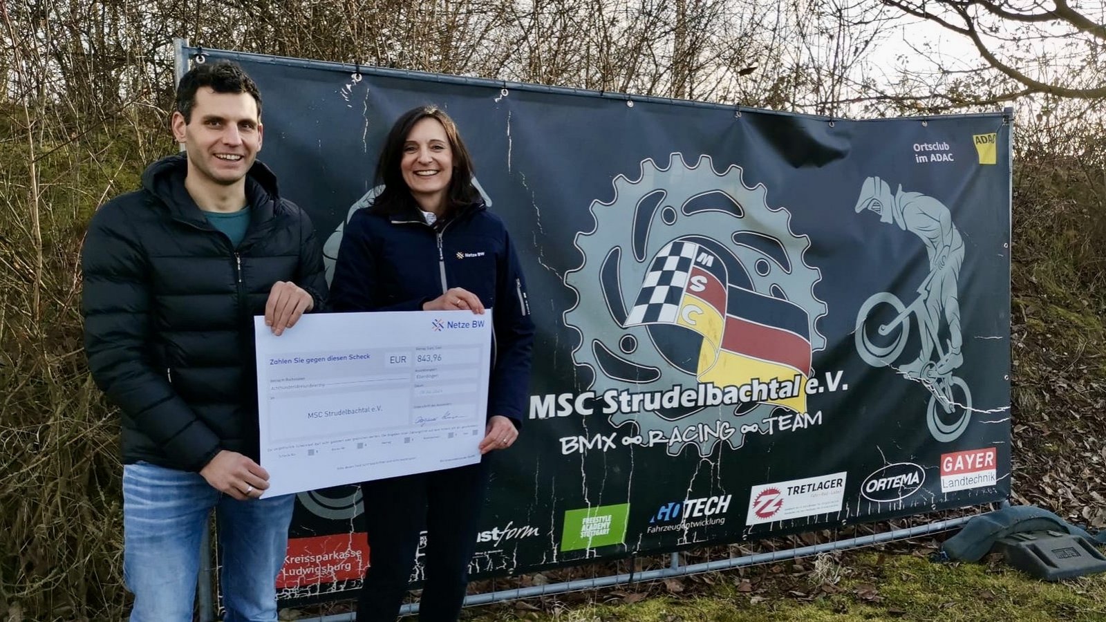 Freude bei Lars Helfer über die Spende von Netze BW. Foto: p Freude bei Lars Helfer über die Spende von Netze BW. Foto: p