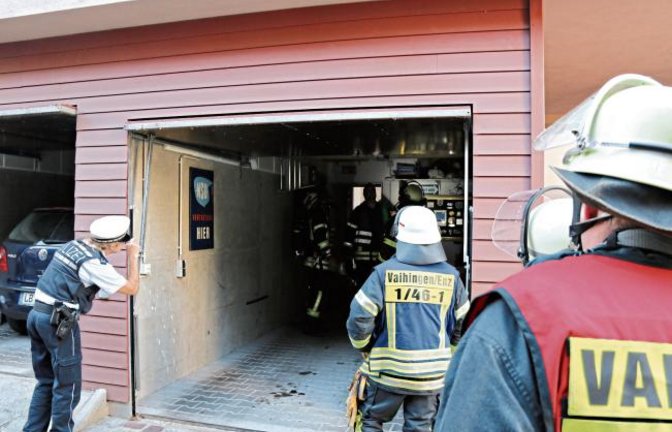 Feuerwehreinsatz gestern kurz nach 10 Uhr in der Vaihinger Innenstadt: Aus einer geschlossenen Garage in der Straße Im Graben drang Rauch. Ursächlich dafür war eine defekte Deckenlampe. Die Feuerwehr Vaihingen war mit drei Fahrzeugen und 21 Mann im Einsatz.  Foto: Bögel