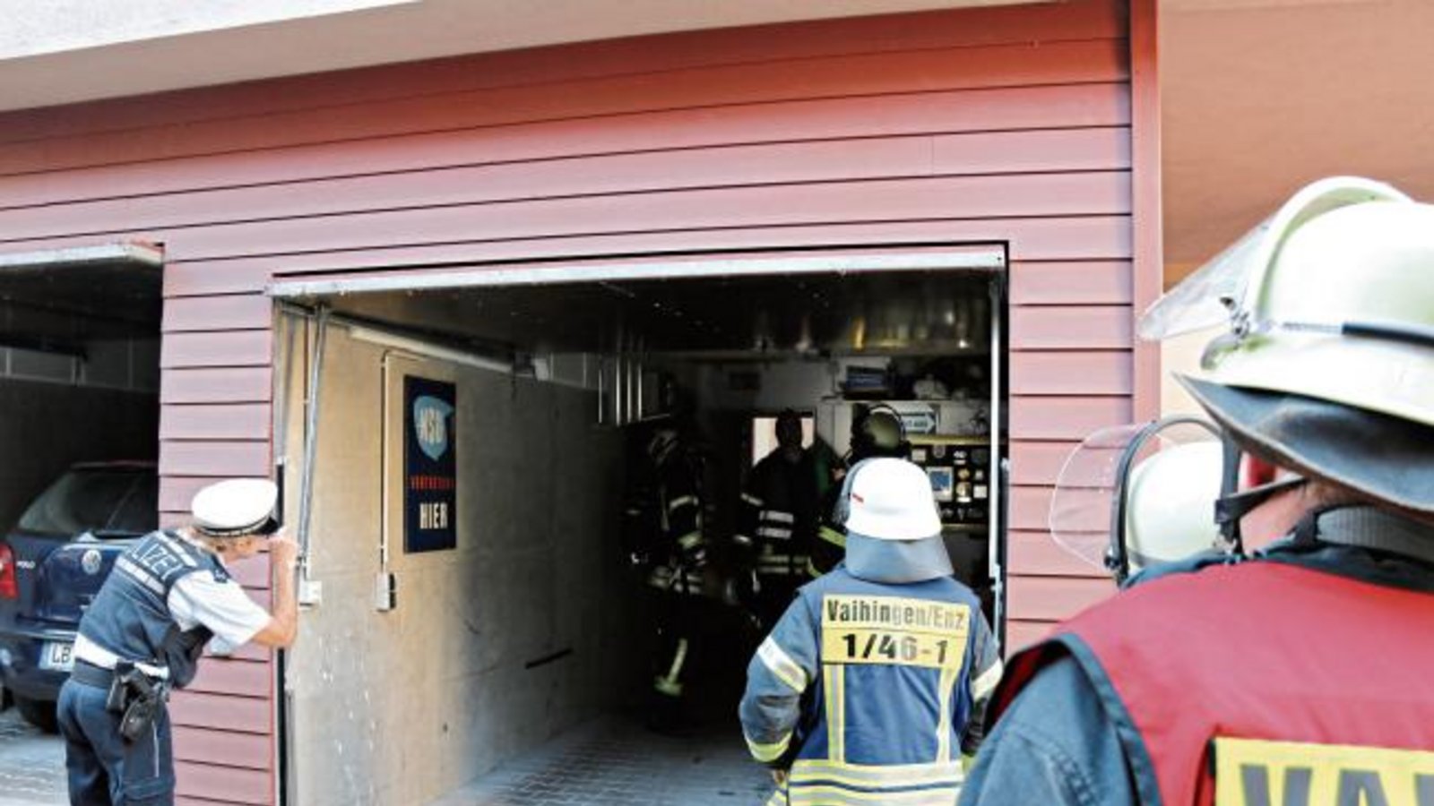 Feuerwehreinsatz gestern kurz nach 10 Uhr in der Vaihinger Innenstadt: Aus einer geschlossenen Garage in der Straße Im Graben drang Rauch. Ursächlich dafür war eine defekte Deckenlampe. Die Feuerwehr Vaihingen war mit drei Fahrzeugen und 21 Mann im Einsatz. Foto: Bögel Feuerwehreinsatz gestern kurz nach 10 Uhr in der Vaihinger Innenstadt: Aus einer geschlossenen Garage in der Straße Im Graben drang Rauch. Ursächlich dafür war eine defekte Deckenlampe. Die Feuerwehr Vaihingen war mit drei Fahrzeugen und 21 Mann im Einsatz. Foto: Bögel