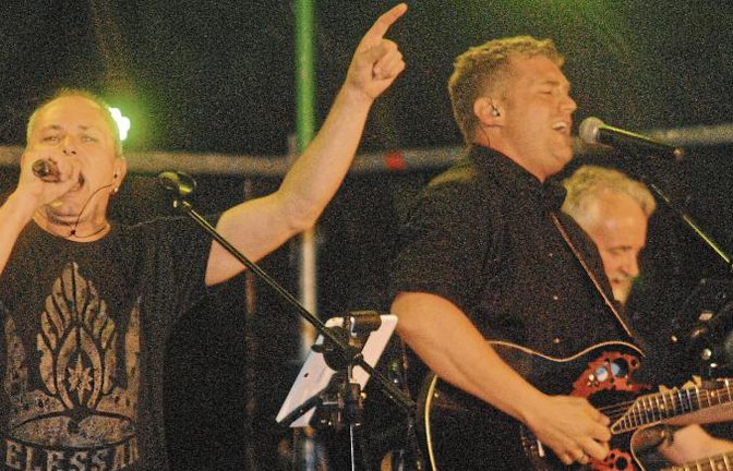 Die Lokalmatadoren von Besser machen Stimmung bei Rock am Bach.  Fotos: Stahlfeld