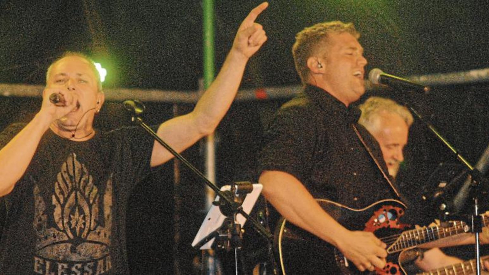 Die Lokalmatadoren von Besser machen Stimmung bei Rock am Bach.  Fotos: Stahlfeld