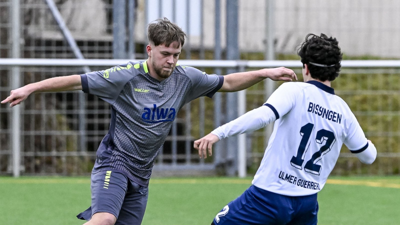 Louis Schneider (links) tanzt Raul Ulmer Guerrero aus und gewinnt mit der SGM Hohenhaslach/Freudental gegen die SpVgg Bissingen. Foto: Leitner