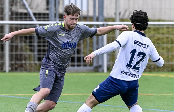 Louis Schneider (links) tanzt Raul Ulmer Guerrero aus und gewinnt mit der SGM Hohenhaslach/Freudental gegen die SpVgg Bissingen. <span class='image-autor'>Foto: Leitner</span>