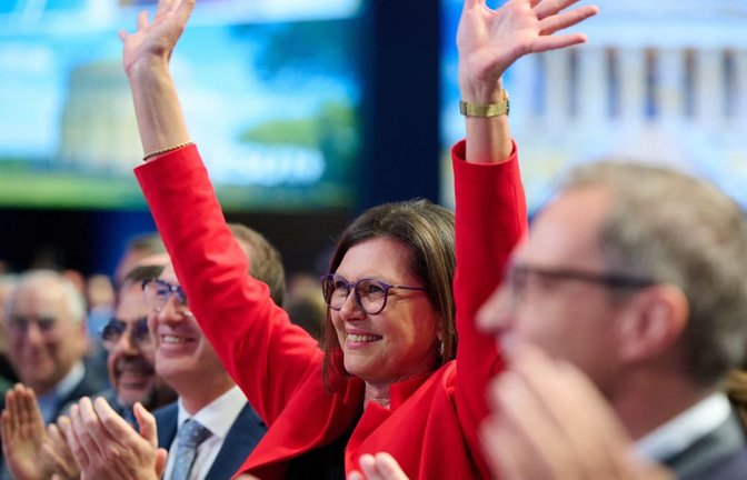 Ilse Aigner (CSU) wird auf dem Parteitag in München von den Delegierten bejubelt.<span class='image-autor'>Sven Hoppe/dpa</span>