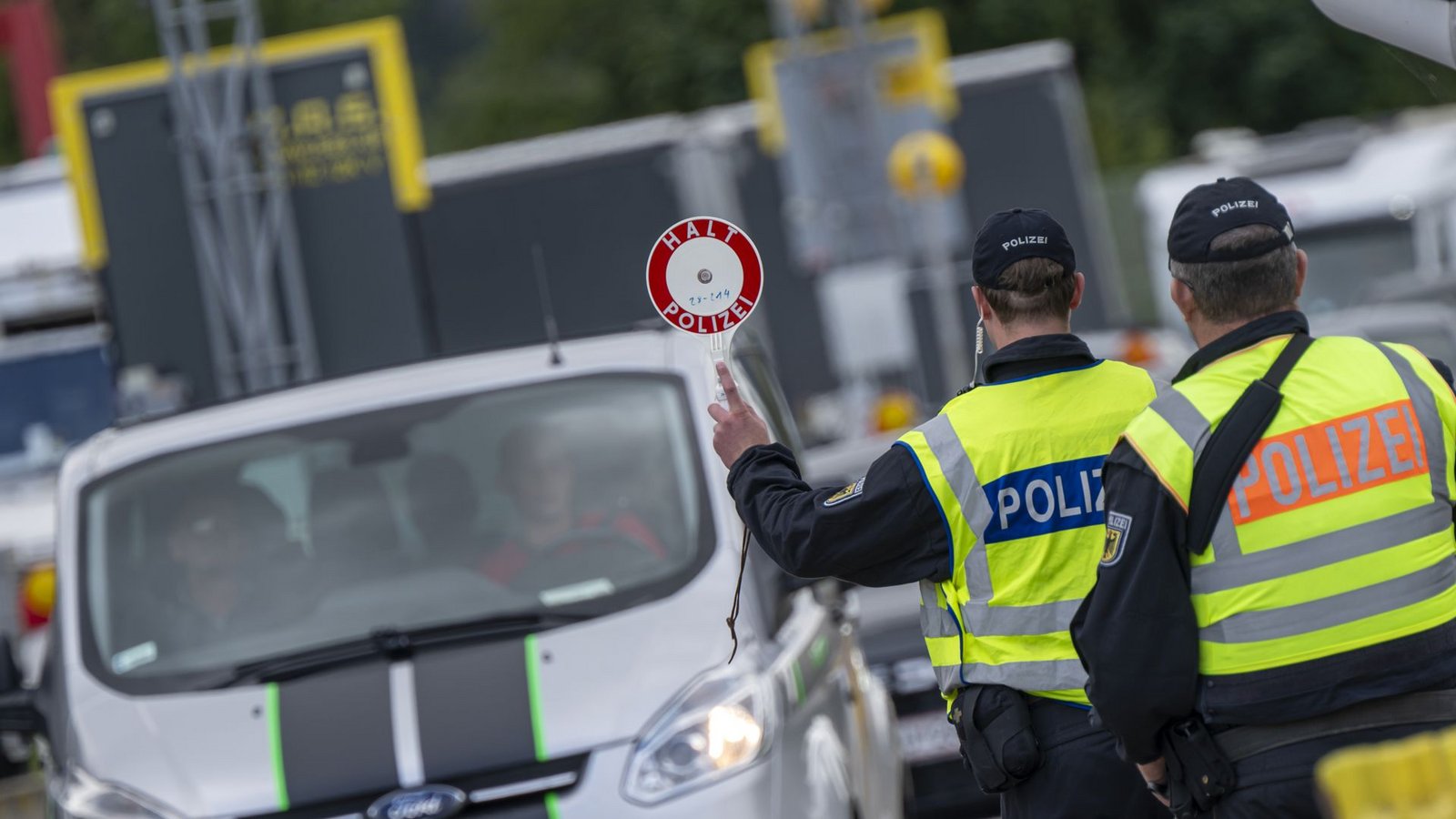 Einige Parteien wollen die Kontrollen an den deutschen Grenzen verlängern, andere sind dagegen.Foto: picture alliance/dpa/Peter Kneffel