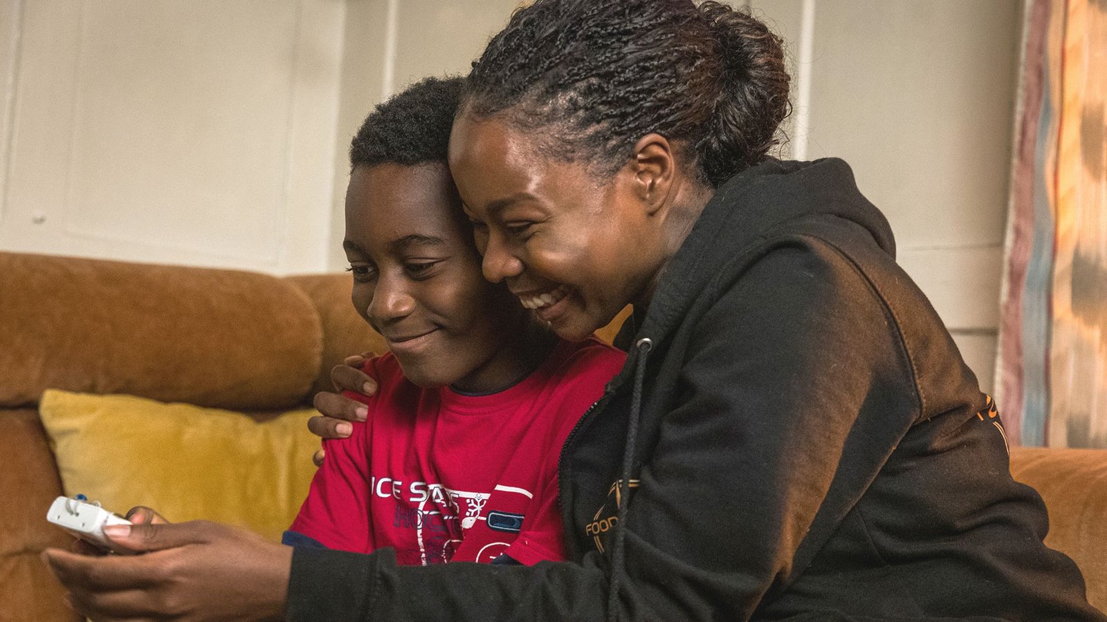 Moya Alemu (Nambitha Ben-Mazwi) und Yaro Alemu (André Nkot Olinga) betrachten die Fotos, die der Junge gemacht hat. Die Kamera wird noch eine wichtige Rolle spielen.Foto: SRF/Sava Hlavacek Moya Alemu (Nambitha Ben-Mazwi) und Yaro Alemu (André Nkot Olinga) betrachten die Fotos, die der Junge gemacht hat. Die Kamera wird noch eine wichtige Rolle spielen.Foto: SRF/Sava Hlavacek