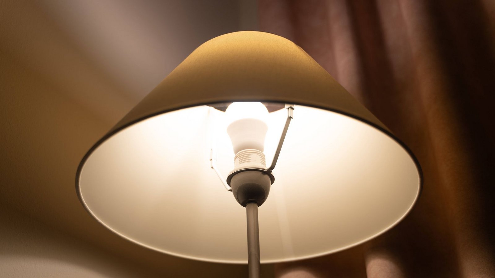 Durch eine Stehlampe fing ein Wohnzimmersessel Feuer. (Symbolbild)Foto: IMAGO/Bihlmayerfotografie/IMAGO/Michael Bihlmayer Durch eine Stehlampe fing ein Wohnzimmersessel Feuer. (Symbolbild)Foto: IMAGO/Bihlmayerfotografie/IMAGO/Michael Bihlmayer