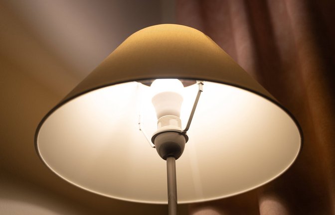 Durch eine Stehlampe fing ein Wohnzimmersessel Feuer. (Symbolbild)<span class='image-autor'>Foto: IMAGO/Bihlmayerfotografie/IMAGO/Michael Bihlmayer</span>