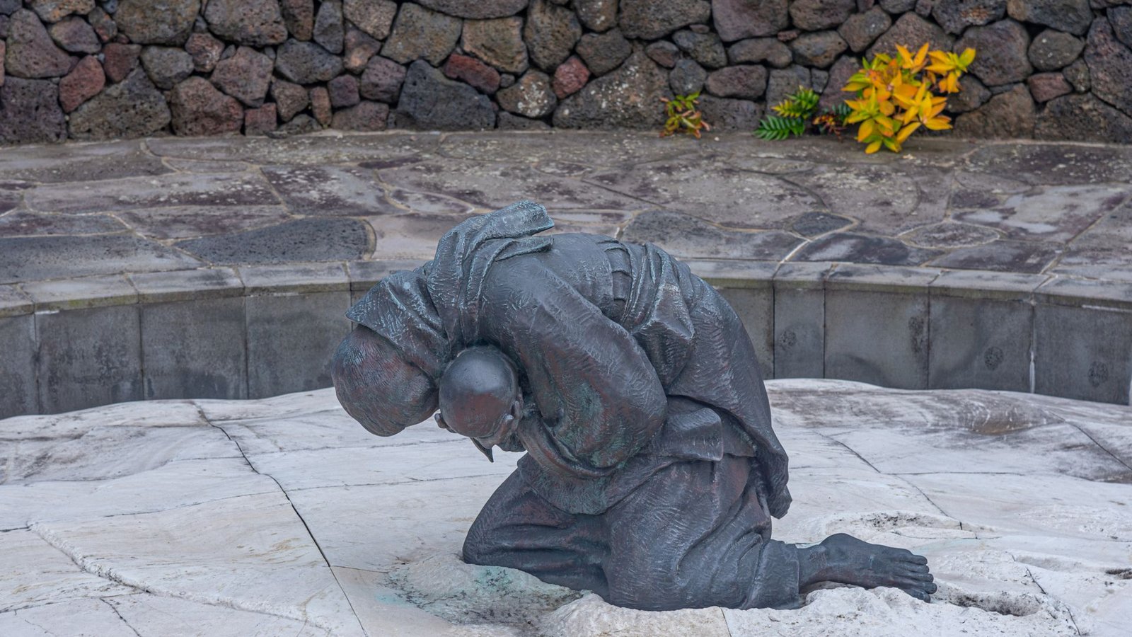 Statue einer sterbenden Mutter mit ihrem Kind in der Gedenkstätte, die den Opfern des Massakers auf der südkoreanischen Insel Jeju gewidmet ist.Foto: Imago/Dreamstime
