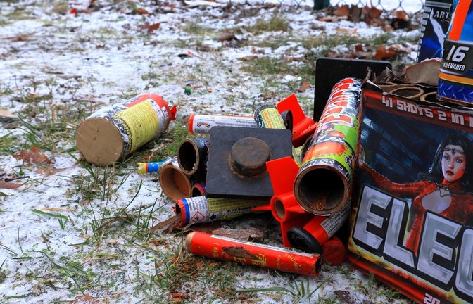 Erfahren Sie in diesem Artikel, wer nach Silvester für das Aufräumen verantwortlich ist. Alles Wichtige im Überblick.<span class='image-autor'>Foto: Martin of Sweden / Shutterstock.com</span>