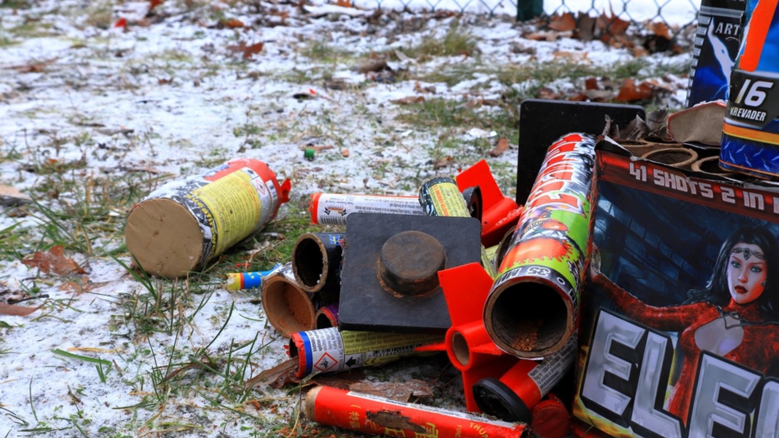 Erfahren Sie in diesem Artikel, wer nach Silvester für das Aufräumen verantwortlich ist. Alles Wichtige im Überblick.Foto: Martin of Sweden / Shutterstock.com Erfahren Sie in diesem Artikel, wer nach Silvester für das Aufräumen verantwortlich ist. Alles Wichtige im Überblick.Foto: Martin of Sweden / Shutterstock.com