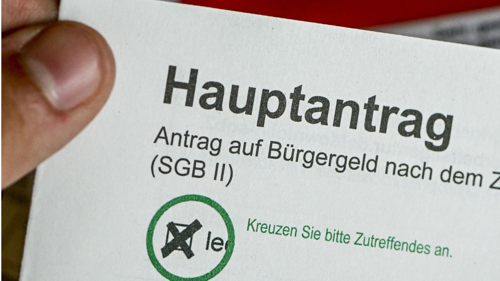 Im Jobcenter Berlin Treptow-Köpenick hält ein Mann einen Antrag auf Bürgergeld in der Hand. Das Bürgergeld wird im kommenden Jahr um rund zwölf Prozent steigen.Foto: dpa/Jens Kalaene Im Jobcenter Berlin Treptow-Köpenick hält ein Mann einen Antrag auf Bürgergeld in der Hand. Das Bürgergeld wird im kommenden Jahr um rund zwölf Prozent steigen.Foto: dpa/Jens Kalaene