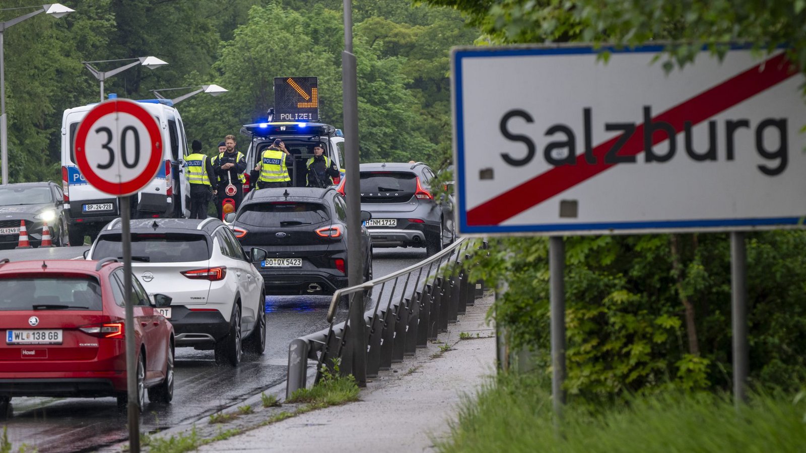 In den Grenzregionen kommt es nun verstärkt zu Staus.Foto: Peter Kneffel/dpa In den Grenzregionen kommt es nun verstärkt zu Staus.Foto: Peter Kneffel/dpa