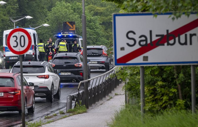 In den Grenzregionen kommt es nun verstärkt zu Staus.<span class='image-autor'>Foto: Peter Kneffel/dpa</span>