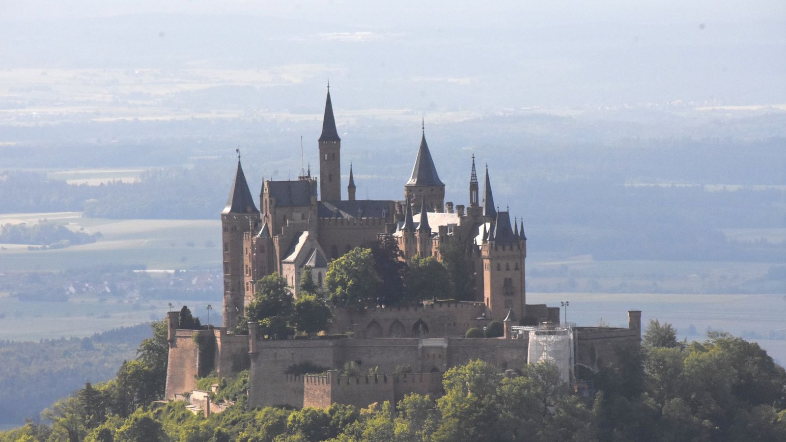 Der Ausblick von der Hohenzollernalb beim Valentinstags-Menü dürfte spektakulär sein.Foto: Annette Frühauf Der Ausblick von der Hohenzollernalb beim Valentinstags-Menü dürfte spektakulär sein.Foto: Annette Frühauf