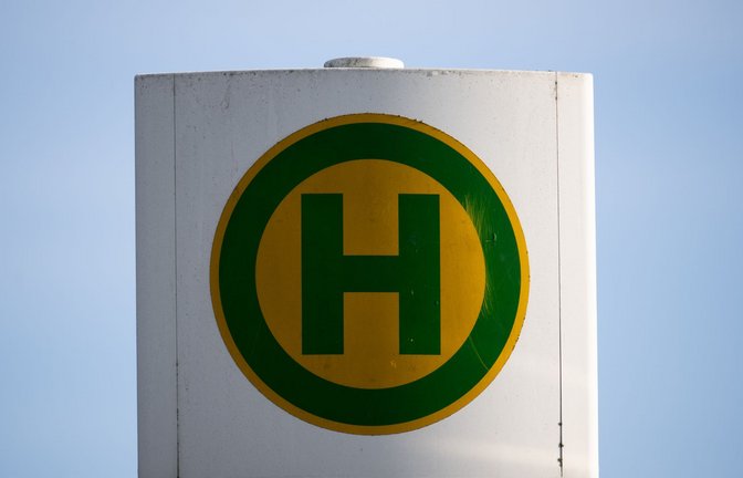 Ein Busfahrer hat einen Passagier ans Steuer gelassen - jetzt erhält er die Quittung. (Symbolbild)<span class='image-autor'>Foto: Sebastian Gollnow/dpa</span>