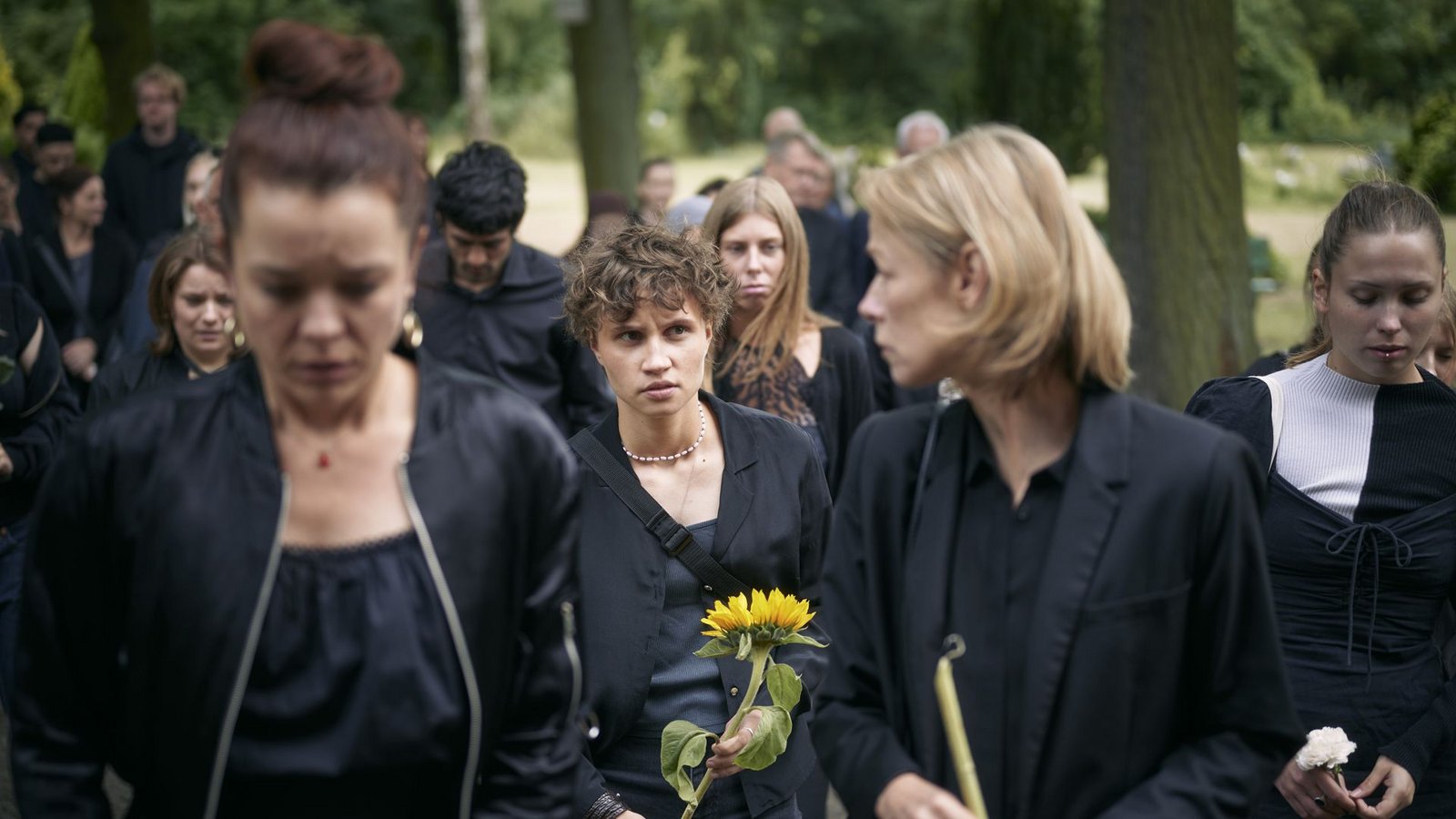 Auch Dr. Schöffler-Hahnfeld (Jenny Schily, zweite von rechts) ist zur Beerdigung erschienen.Foto: MDR/Felix Abraham