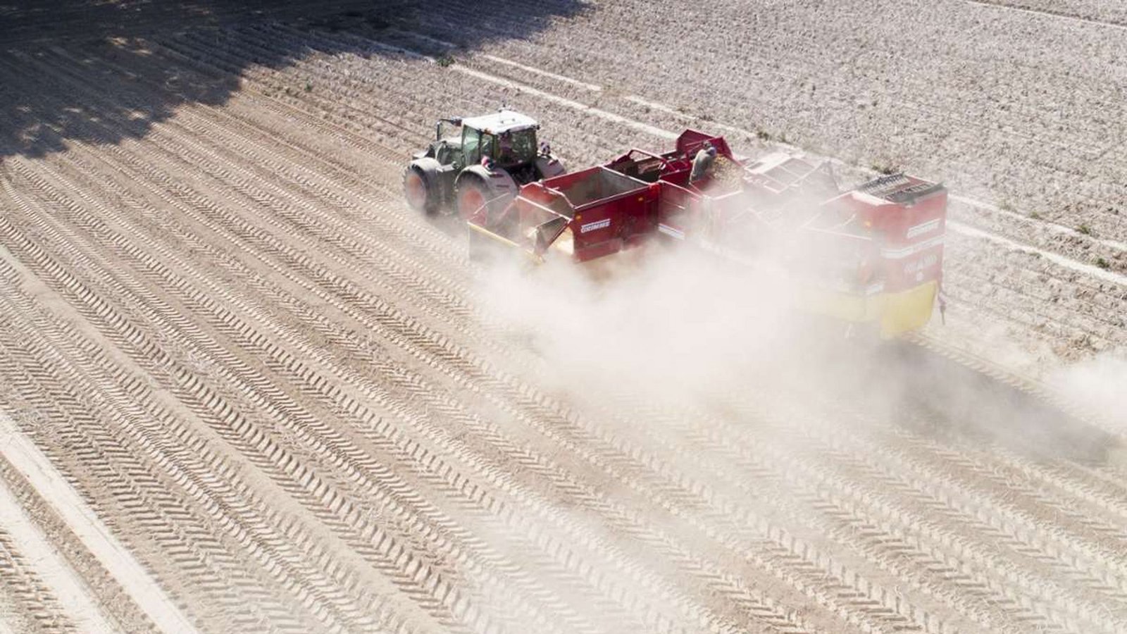 Landwirtschaft Bei einer Erderwärmung um zwei Grad im Vergleich zum vorindustriellen Zeitalter rechnen die IPCC-Wissenschaftler mit einem Verlust von 15 Prozent der Permafrostböden bis zum Jahr 2100. Dabei würden demnach zwischen 36 und 67 Milliarden Tonnen CO2 freigesetzt (Bild: Ein Landwirt erntet Kartoffeln auf einem staubtrockenen Feld in der Region Hannover).Foto: Julian Stratenschulte/dpa Landwirtschaft Bei einer Erderwärmung um zwei Grad im Vergleich zum vorindustriellen Zeitalter rechnen die IPCC-Wissenschaftler mit einem Verlust von 15 Prozent der Permafrostböden bis zum Jahr 2100. Dabei würden demnach zwischen 36 und 67 Milliarden Tonnen CO2 freigesetzt (Bild: Ein Landwirt erntet Kartoffeln auf einem staubtrockenen Feld in der Region Hannover).Foto: Julian Stratenschulte/dpa