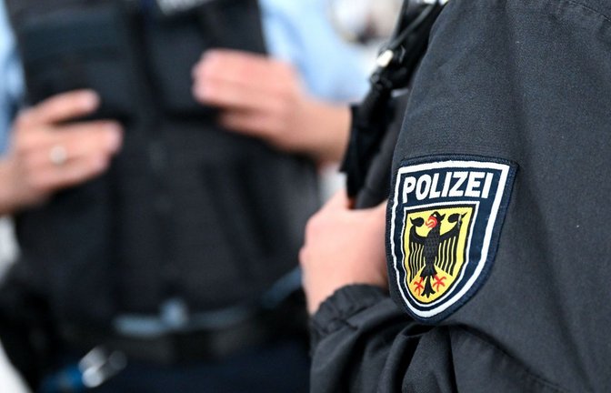 Ein Unbekannter soll Reisende in einem Regionalzug mit einer Pistole bedroht haben. Die Bundespolizei in Stuttgart ermittelt (Symbolfoto).<span class='image-autor'>Foto: Sven Hoppe/dpa</span>